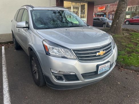 Used 2016 Chevrolet Traverse LT image 2