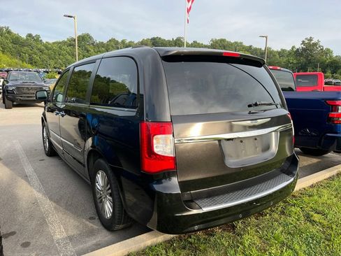 Used 2014 Chrysler Town & Country Touring-L FWD image 3