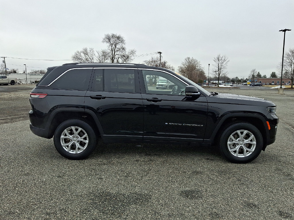 Used 2023 Jeep Grand Cherokee Limited w/ Luxury Tech Group II AWD/4WD image 13