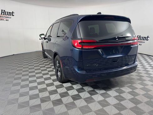 Used 2025 Chrysler Pacifica Limited image 11