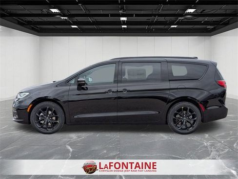 New 2026 Chrysler Pacifica Select w/ S Appearance Package image 2
