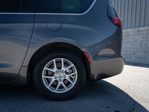 Used 2023 Chrysler Pacifica Touring-L FWD image 6