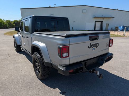 Used 2021 Jeep Gladiator Willys AWD/4WD image 4