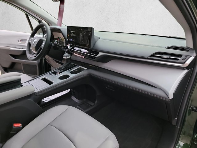 Used 2026 Toyota Sienna XLE FWD image 26