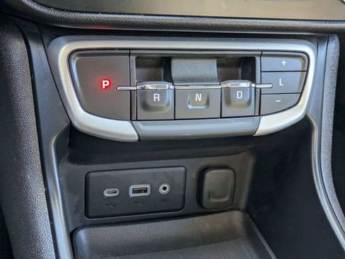 Used 2024 GMC Terrain SLE w/ Driver Convenience Package image 25