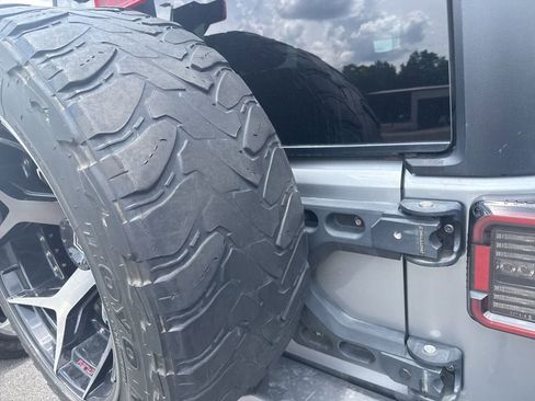 Used 2018 Jeep Wrangler Unlimited Sahara AWD/4WD image 8