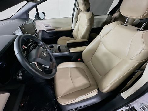 Used 2023 Toyota Sienna XLE FWD image 19