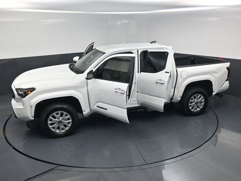 Used 2025 Toyota Tacoma SR5 RWD image 26