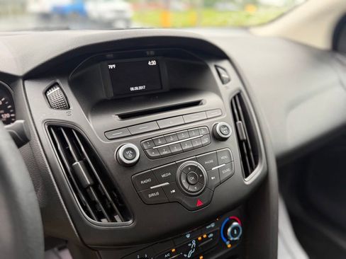 Certified 2017 Ford Focus SE FWD image 26