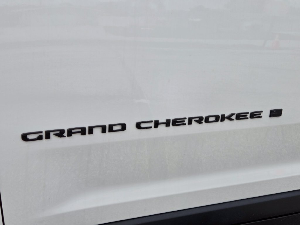 Used 2023 Jeep Grand Cherokee Altitude AWD/4WD image 12