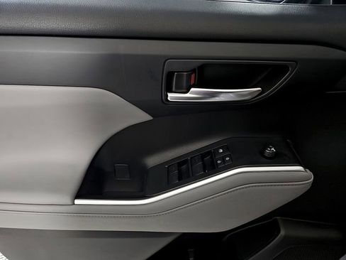 Used 2023 Toyota Highlander XLE image 14