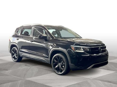 Certified 2024 Volkswagen Taos SE FWD image 2