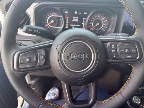 Used 2024 Jeep Gladiator Sport image 13