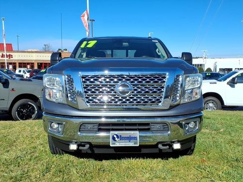 Used 2017 Nissan Titan SV image 9