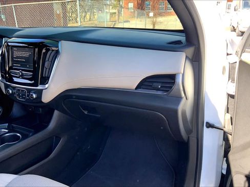 Used 2022 Chevrolet Traverse LS image 17