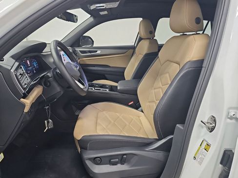 Used 2024 Volkswagen Atlas Cross Sport SE w/ Panoramic Sunroof Package image 4