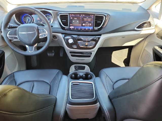 Used 2024 Chrysler Pacifica Touring-L FWD image 10