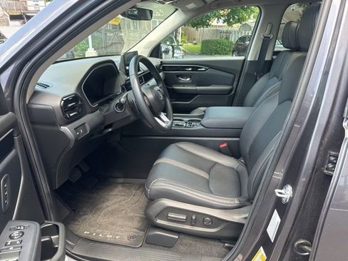 Used 2025 Honda Pilot Touring image 10