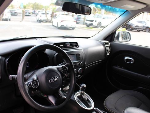 Used 2016 Kia Soul + image 17