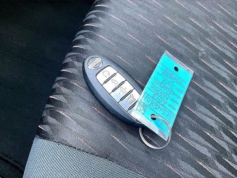 Used 2018 Nissan Rogue SV image 11