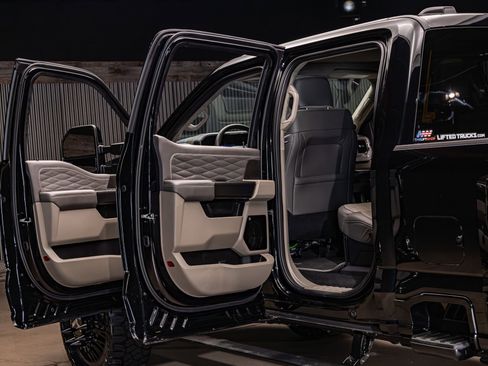 Used 2026 Ford F450 Platinum w/ Platinum Plus Package image 31