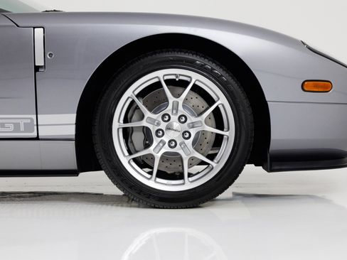 Used 2006 Ford GT RWD image 12