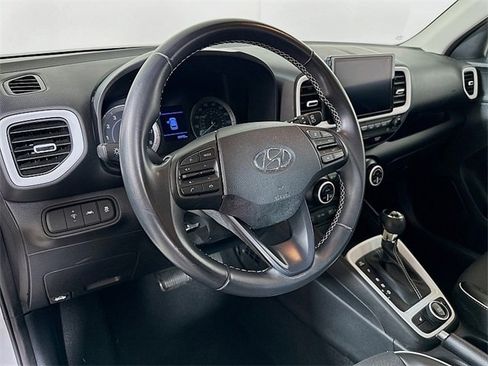 Used 2022 Hyundai Venue Limited image 9