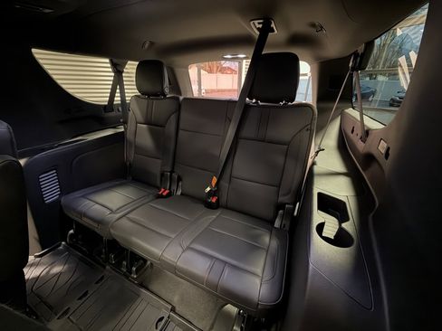 Used 2022 Chevrolet Suburban RST w/ Sport Performance Package image 8