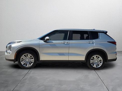 Used 2024 Mitsubishi Outlander ES FWD image 2