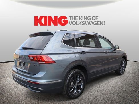 Certified 2022 Volkswagen Tiguan SE w/ Panoramic Sunroof Package AWD/4WD image 3