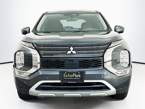 Used 2024 Mitsubishi Outlander SE image 2