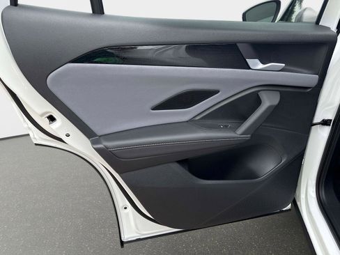 New 2025 Volkswagen Tiguan SE image 11