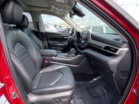 Used 2022 Toyota Highlander XLE AWD/4WD image 28