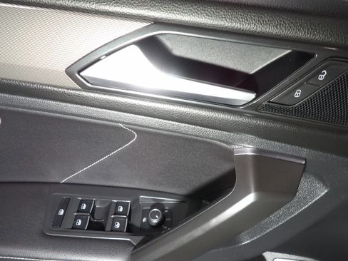 Used 2022 Volkswagen Tiguan SE w/ Panoramic Sunroof Package FWD image 10
