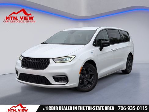 Used 2024 Chrysler Pacifica Limited FWD image 1