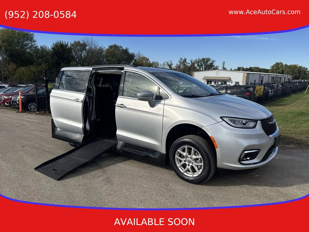 Used 2022 Chrysler Pacifica Touring-L FWD image 1