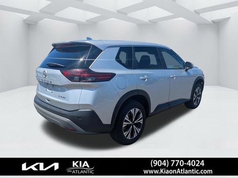 Used 2023 Nissan Rogue SV image 3