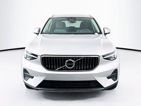 Used 2025 Volvo XC40 B5 Core image 2