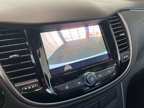 Used 2022 Chevrolet Trax LT w/ LT Convenience Package image 12