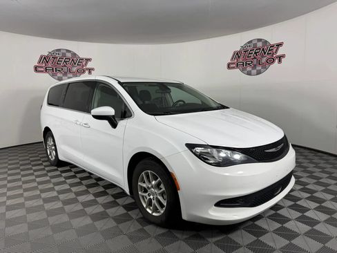 Used 2022 Chrysler Voyager LX FWD image 9