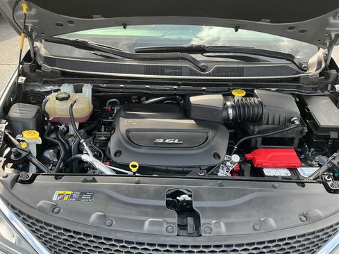 Used 2017 Chrysler Pacifica Touring Plus w/ Tire & Wheel Group FWD image 30