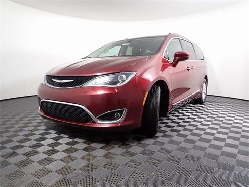 Used 2019 Chrysler Pacifica Touring-L image 8