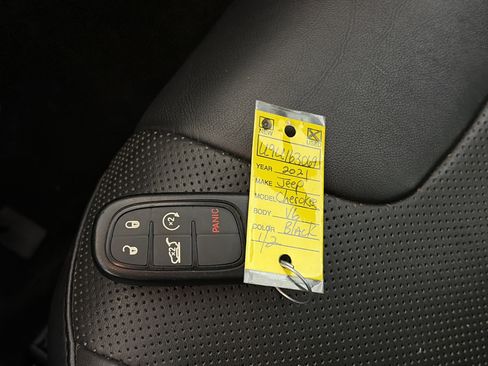 Used 2021 Jeep Cherokee Limited image 32