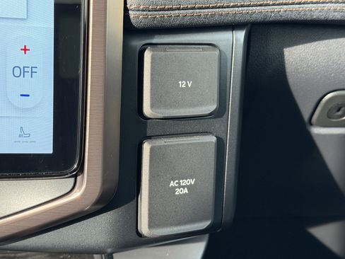 Used 2025 Ford F150 Lightning Lariat image 19