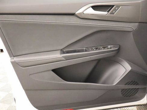 Certified 2025 Volkswagen Taos SE FWD image 19