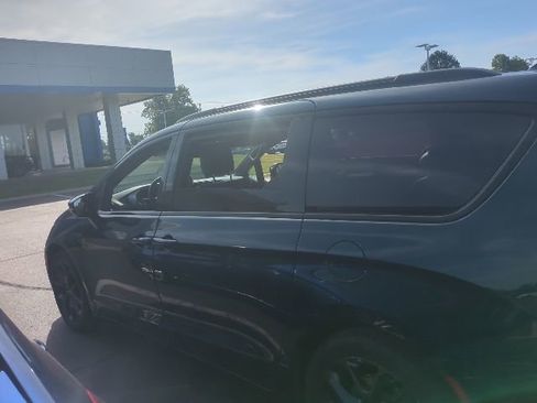 Used 2022 Chrysler Pacifica Touring-L w/ S Appearance Package FWD image 7