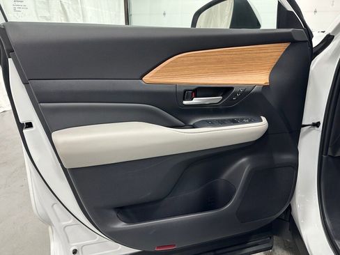 Used 2025 Toyota Grand Highlander Limited image 8
