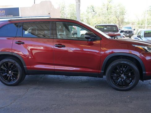 Used 2019 Toyota Highlander SE w/ Nightshade Edition FWD image 2