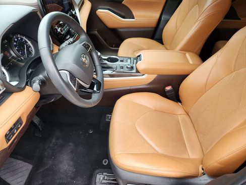 Used 2022 Toyota Highlander Platinum image 11