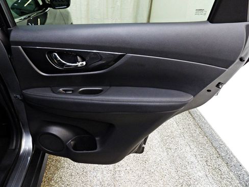 Used 2018 Nissan Rogue SV AWD/4WD image 12